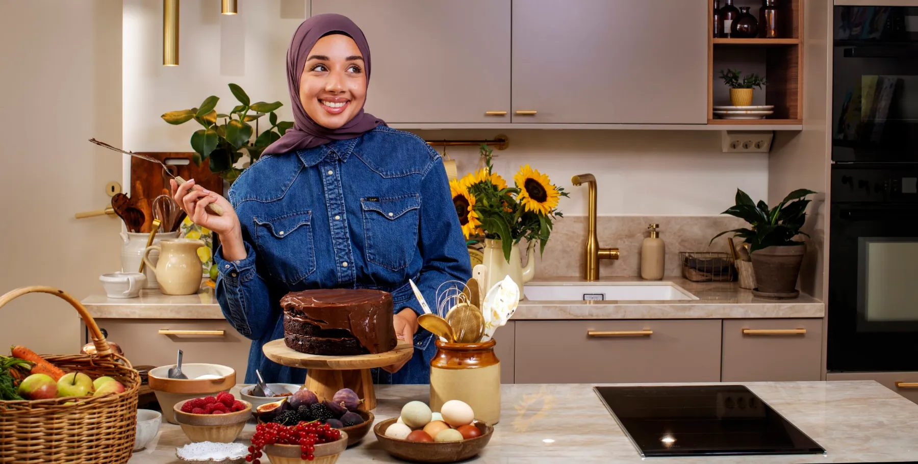 Camilla Hamid i sitt kök med en chokladtårta